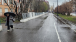 девушка с зонтом идет по улице