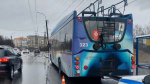 троллейбус стоит на обочине дороги