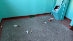 мусор в подъезде около мусоропровода