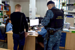 Алиментщик сменил руль на метлу