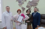 Мэр Мурманска Иван Лебедев поздравил с юбилеем заслуженного врача