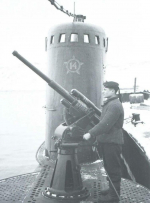 Матрос около орудия у рубки подводной лодки «М-171», фото Р. Л. Диамента, 1944 г.