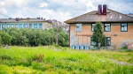 старые кирпичные многоэтажные дома