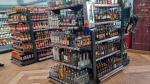 бутылки алкоголя на витрине