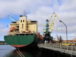 На Мурманском балкерном терминале идёт загрузка контейнеровоза компании «New New Shipping Line», прибывшего из Китая по Северному морскому пути