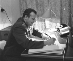 Б. К. Вирин. Ю. А. Гагарин делает запись в книге Почетных посетителей музея.