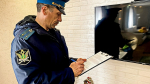 пристав заполняет документы