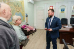 Родителям погибшего на СВО мурманчанина Алексея Бутенко госнаграду вручил глава города Иван Лебедев